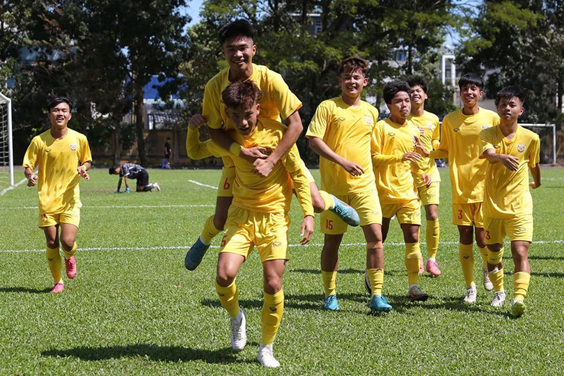 U19 Hồng Lĩnh Hà Tĩnh ăn mừng bàn mở tỷ số trước U19 Bình Phước. Ảnh: Văn Hải. 480680782-1129495698968075-3540649367213710895-n.jpg
