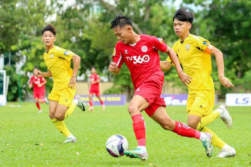 U17 Hồng Lĩnh Hà Tĩnh (áo vàng) vẫn bất bại ở U17 quốc gia năm nay với 11 trận thắng, 1 trận hòa. IMG_4023-e1720786084450.jpg