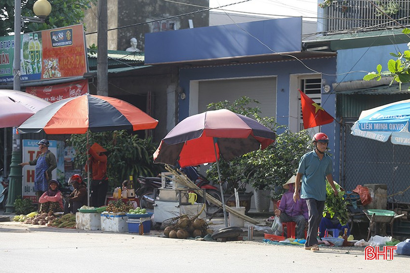 Tiểu thương bày bán hàng trên đường ĐT 550 khu vực trước cổng chợ Trổ Thạch Đài. bqbht_br_b3.jpg