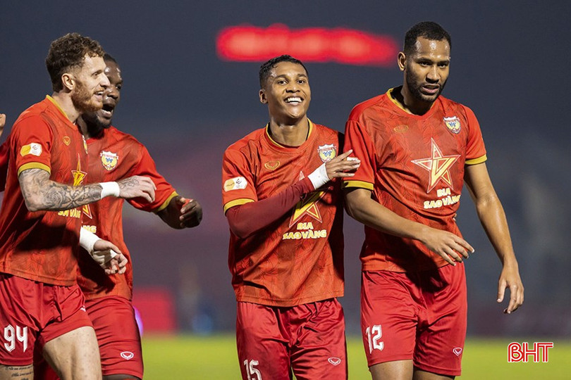 Herleson ăn mừng bàn thắng vào lưới Hà Nội FC ở vòng 16. bqbht_br_5-9-1920x1280.jpg