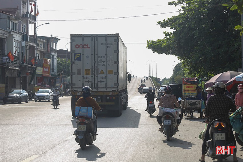 Khu vực cổng chợ Trổ Thạch Đài có nhiều phương tiện qua lại, việc buôn bán giữa lòng đường tiềm ẩn nguy cơ mất an toàn giao thông. bqbht_br_b4.jpg