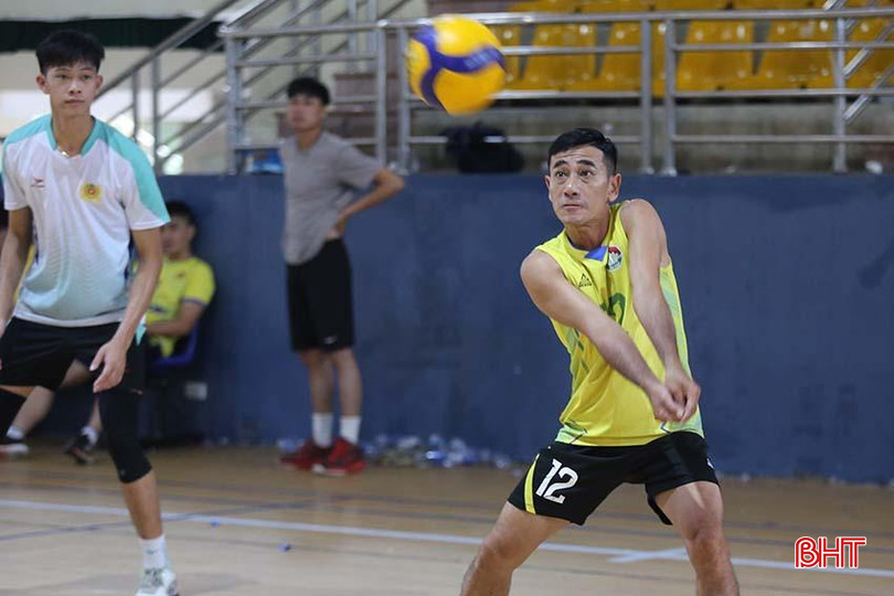 Ngoài thuê ngoại binh mới, bóng chuyền nam Hà Tĩnh còn có sự bổ sung libero Lê Văn Lâm và HLV trưởng Trần Đăng Thành. hy.jpg