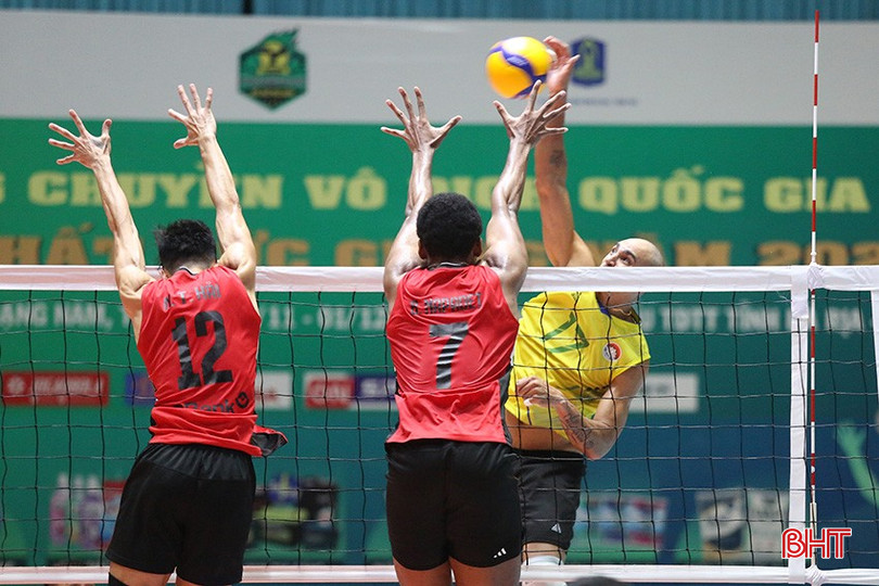 Hà Tĩnh (áo vàng) chơi cố gắng trước Ninh Bình. bqbht_br_a1.jpg