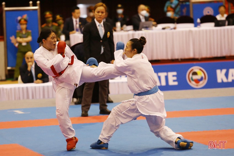 Hồ Thị Thu Hiền (đai xanh) được mệnh danh là "bông hồng thép" của karate Hà Tĩnh. 16529440663442.jpg