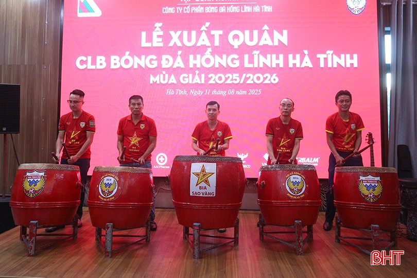 Màn đánh trống xuất quân của Hội cổ động viên bóng đá Hà Tĩnh. bqbht_br_a2.jpg
