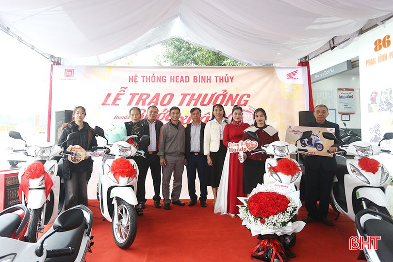 Honda Bình Thủy trao 4 giải nhất cho 4 khách hàng may mắn. bqbht_br_v.jpg