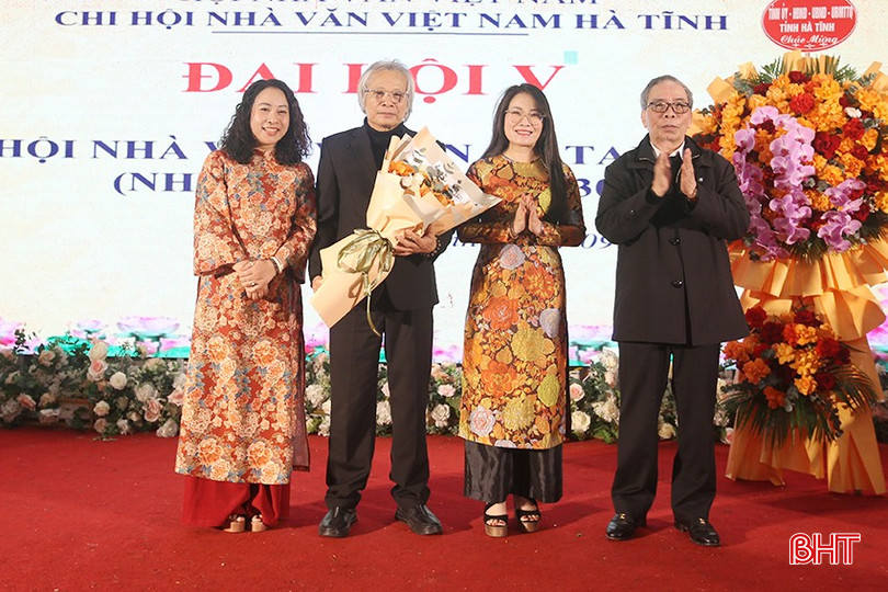 Đại hội lần thứ V đã bầu ban chấp hành nhiệm kỳ 2025 -2030, nhà thơ Lê Văn Vỵ được tín nhiệm bầu giữ chức Chi hội trưởng. bqbht_br_a6.jpg