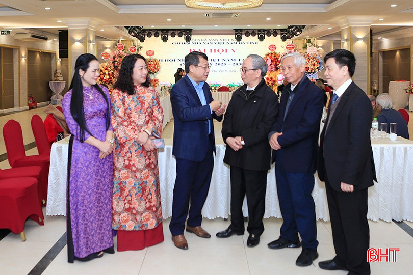 Phó Chủ tịch UBND tỉnh Dương Tất Thắng trao đổi cùng các đại biểu bên lề đại hội. bqbht_br_a4.jpg