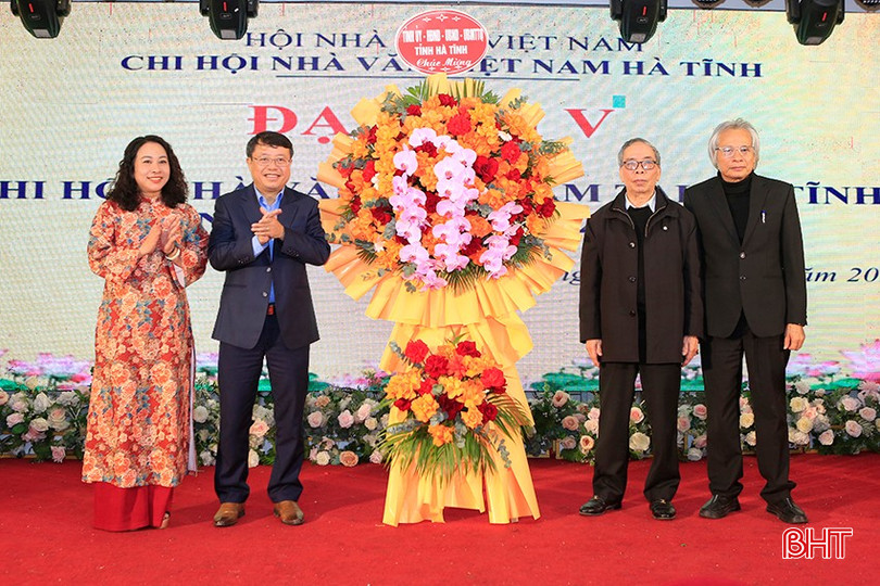 Phó Chủ tịch UBND tỉnh Dương Tất Thắng tặng hoa chúc mừng đại hội. bqbht_br_a2.jpg