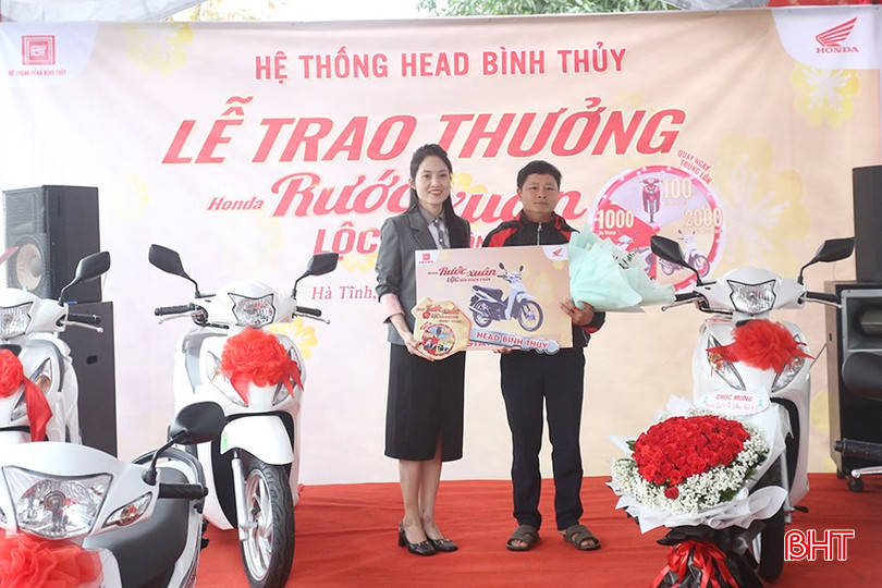 Honda Bình Thủy trao giải nhì cho các khách hàng trúng giải. bqbht_br_a3-2240.jpg