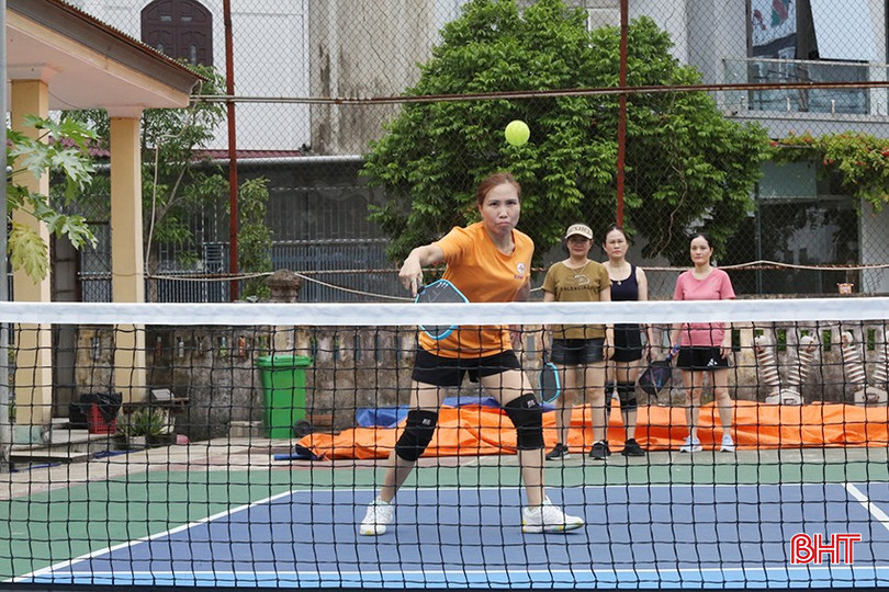 Sau gần 1 năm du nhập, Pickleball đã thu hút rất đông người dân Hà Tĩnh tham gia tập luyện. bqbht_br_x1.jpg
