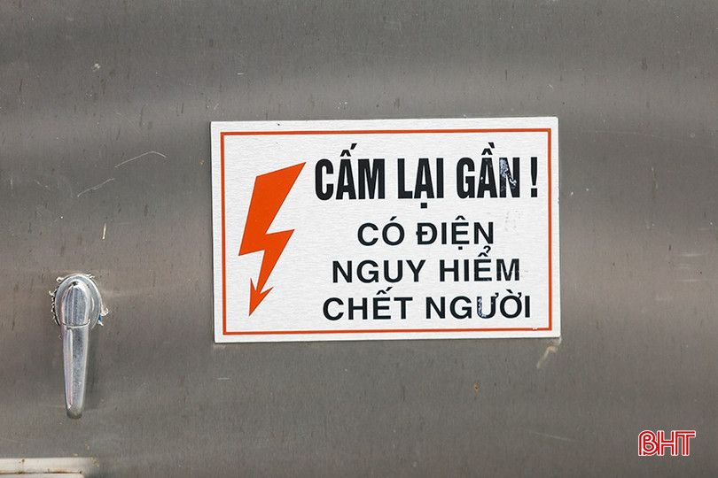 Trên các tụ điện, trạm biến áp điện lực đều có cảnh báo nguy hiểm. bqbht_br_qw3a0383.jpg
