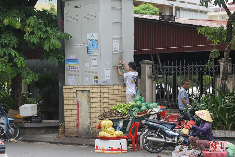 Trụ điện trước cổng BVĐK tỉnh Hà Tĩnh (phường Thành Sen) bị “bủa vây” bởi hàng rong. bqbht_br_anhrr1.jpg