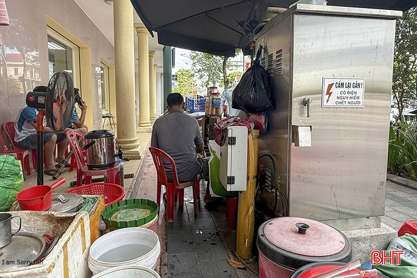 Tủ điện trở thành chiếc bàn của một hộ buôn bán nước chè trên đường Phan Đình Phùng (phường Thành Sen). bqbht_br_2-1.jpg