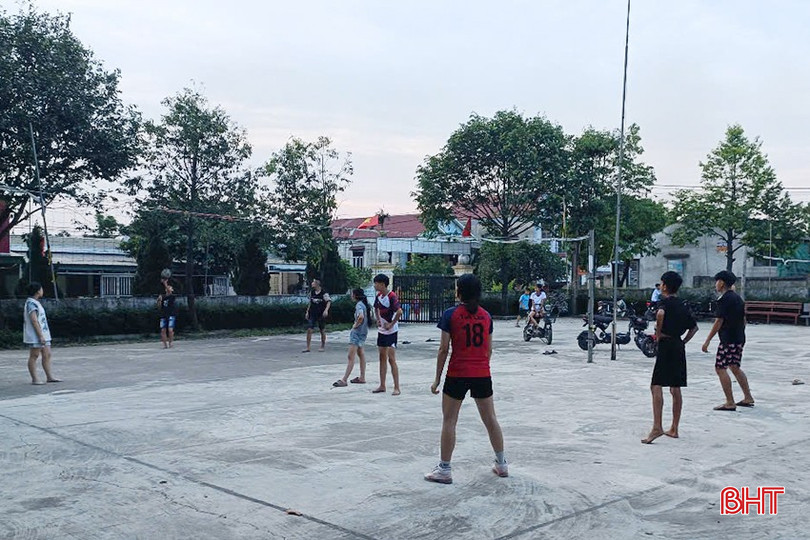 Mỗi buổi chiều, người dân huyện Kỳ Anh lại tập trung chơi bóng chuyền, rèn luyện sức khỏe. bqbht_br_a5l.jpg