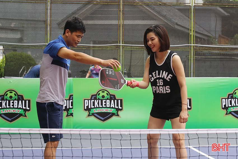 Anh Bùi Trọng Vui hướng dẫn chơi Pickleball cho học viên. a5.JPG