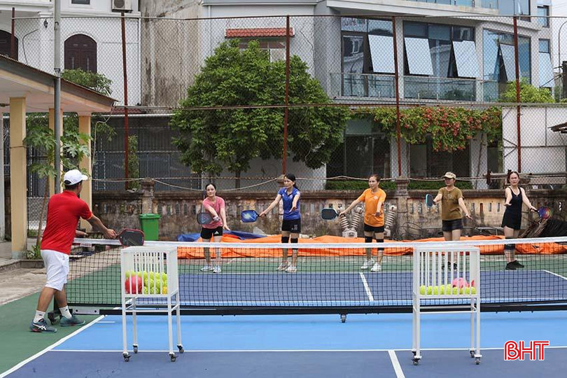 Người dân tập chơi Pickleball ngày một đông. a1.JPG