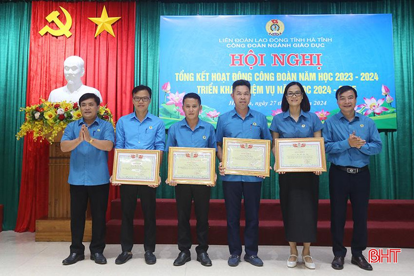 Các tập thể, cá nhân có nhiều thành tích trong hoạt động công đoàn nhận bằng khen của LĐLĐ tỉnh. a6.jpg