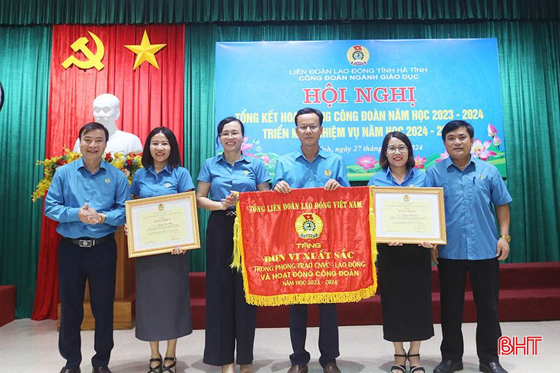 Phó Chủ tịch LĐLĐ tỉnh Tăng Thị Linh Chi trao bằng khen và cờ thi đua của Tổng LĐLĐ Việt Nam cho các cá nhân, tập thể có thành tích xuất sắc trong hoạt động công đoàn. a5.jpg