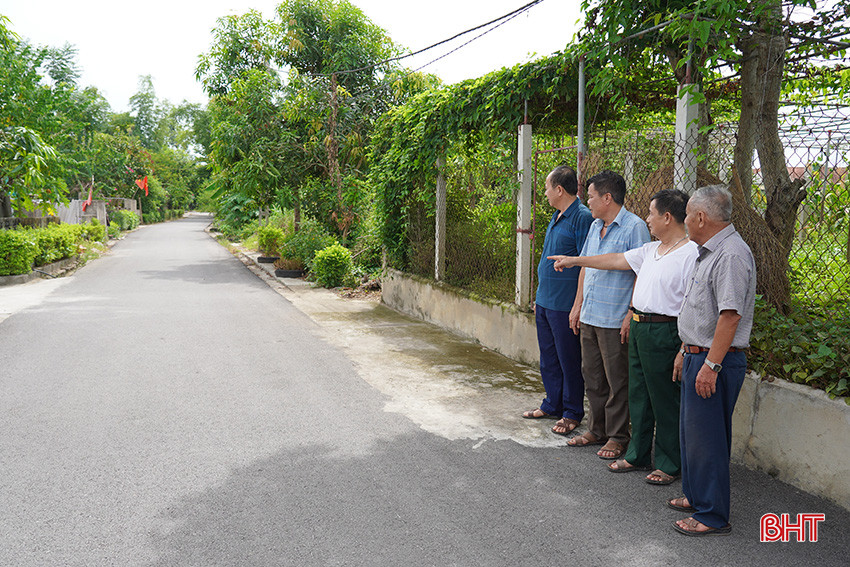 Ông Hùng (ngoài cùng bên phải) đã vận động người dân hiến đất để làm nên những tuyến đường mới khang trang. h3.jpg