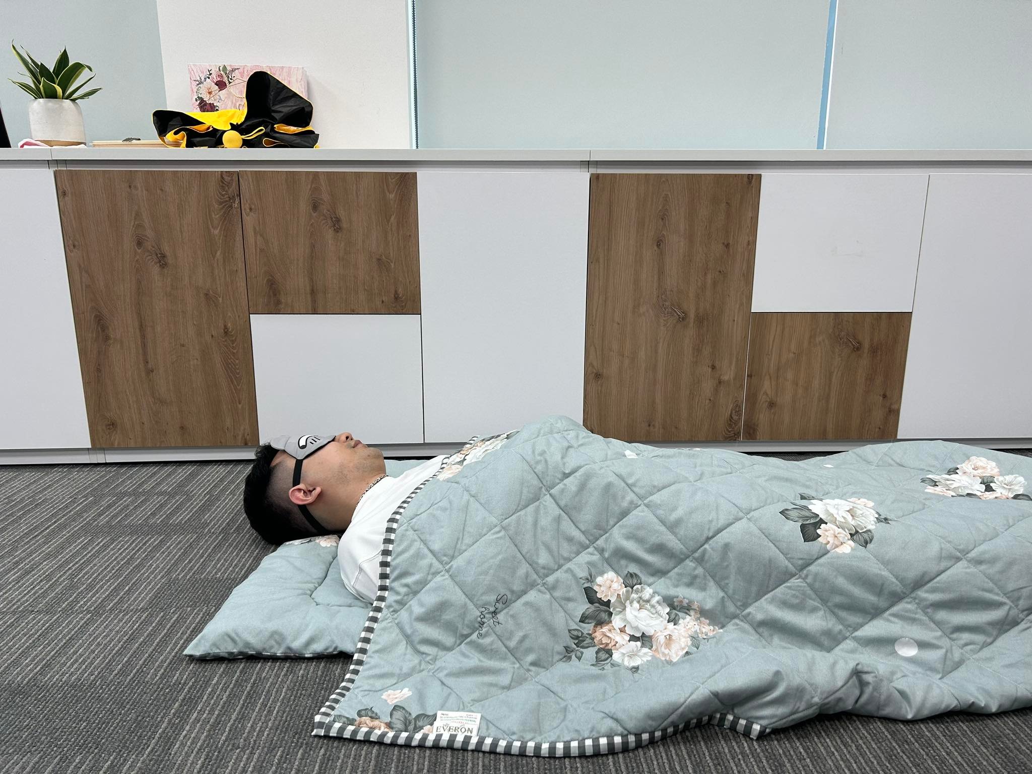 Người nước ngoài ngỡ ngàng với “văn hóa ngủ trưa” ở Việt Nam