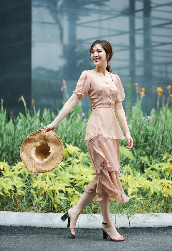 Hoa hậu Áo dài gợi ý chọn váy mềm mại đón thu