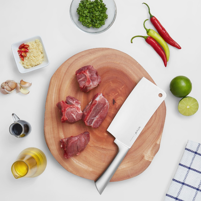 Dao chặt Vivo thường được người tiêu dùng lựa chọn trong chế biến xương, thịt gà, vịt. Những lưu ý khi chọn dao làm bếp