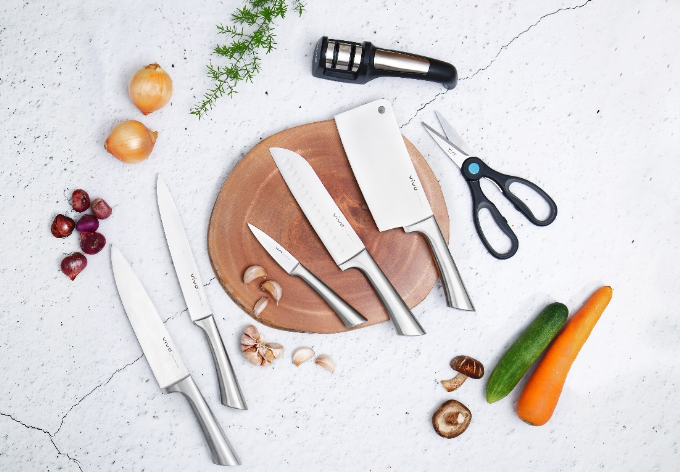 Bộ dao Vivo được làm bằng chất liệu thép không gỉ, được nhiều nội trợ lựa chọn. Những lưu ý khi chọn dao làm bếp