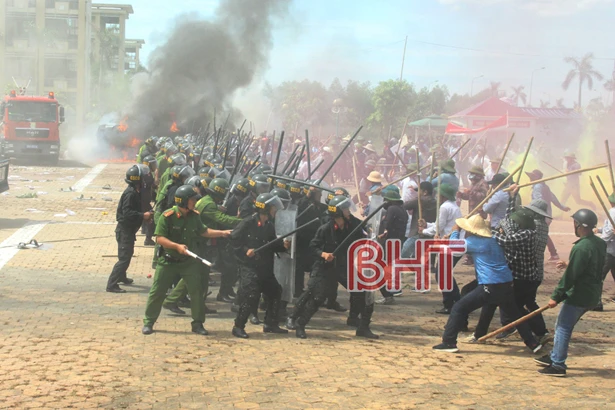 Hà Tĩnh diễn tập tình huống chống bạo loạn, gây rối và khủng bố