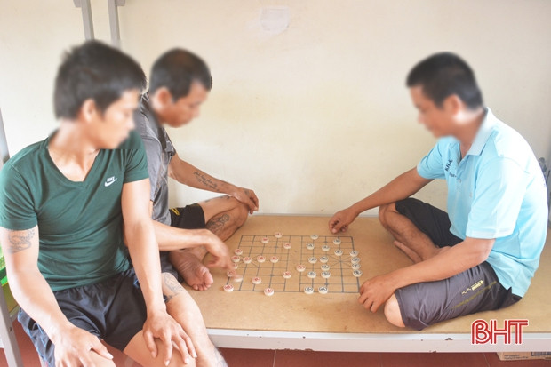 “Người điên” chặn xe xin tiền: Huyện Đức Thọ muốn cho cách ly lâu dài!