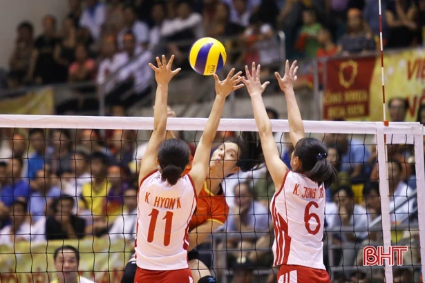 Thắng dễ Đại học Hokkaido 3 - 0, tuyển Việt Nam nhất bảng A