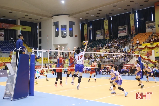 Thắng dễ Đại học Hokkaido 3 - 0, tuyển Việt Nam nhất bảng A