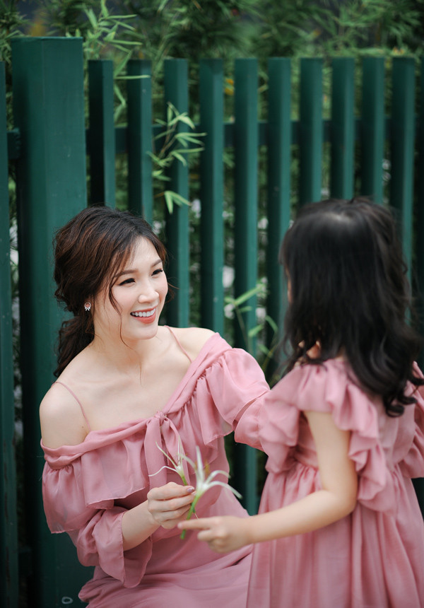 Hoa hậu Áo dài gợi ý chọn váy mềm mại đón thu