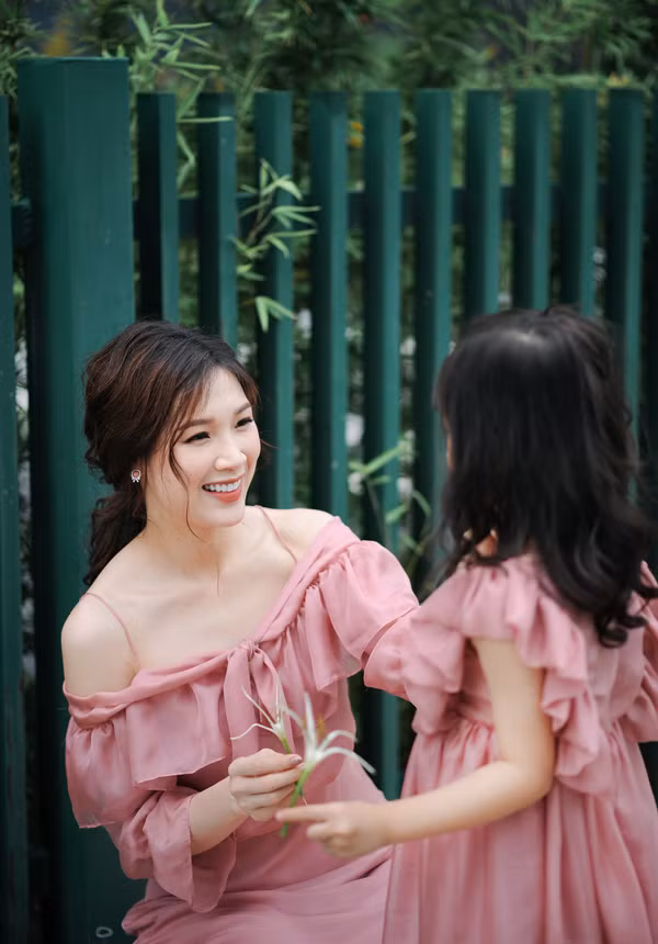 Hoa hậu Áo dài gợi ý chọn váy mềm mại đón thu