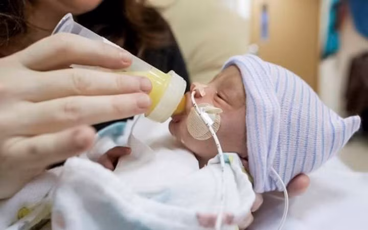 Khi đang cho con bú, mẹ không nên uống rượu vì những lí do này