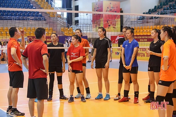 Các đội bóng tham dự Giải bóng chuyền VTV Cup 2018 luyện tập, làm quen sân thi đấu