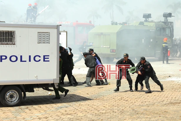 Hà Tĩnh diễn tập tình huống chống bạo loạn, gây rối và khủng bố