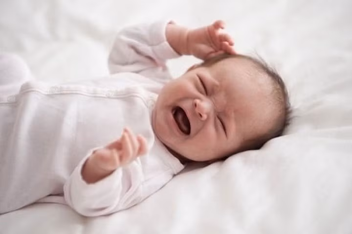 Khi đang cho con bú, mẹ không nên uống rượu vì những lí do này