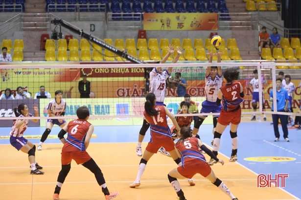 Thắng dễ Đại học Hokkaido 3 - 0, tuyển Việt Nam nhất bảng A