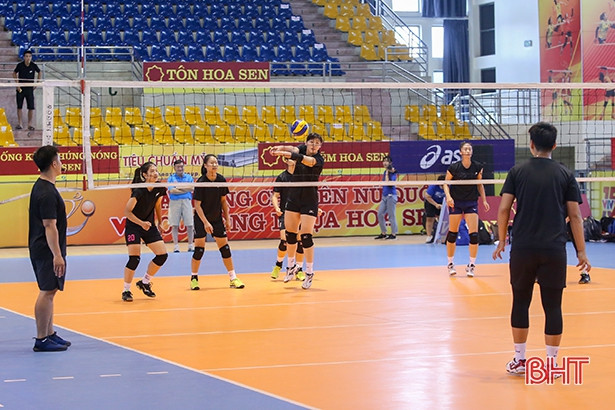 Các đội bóng tham dự Giải bóng chuyền VTV Cup 2018 luyện tập, làm quen sân thi đấu