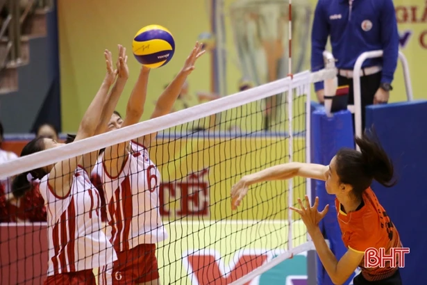 Thắng dễ Đại học Hokkaido 3 - 0, tuyển Việt Nam nhất bảng A