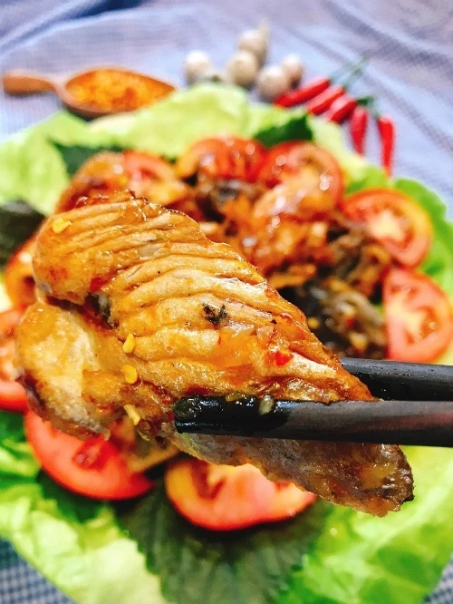 Cá hồi chiên nước mắm, ăn bao nhiêu cơm cũng hết