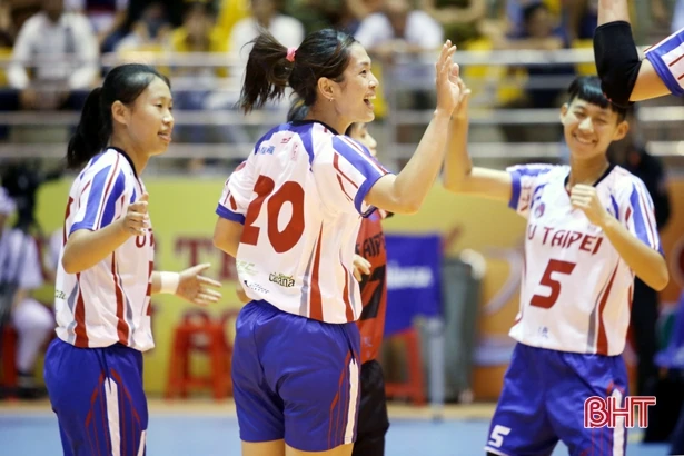 Thắng dễ Đại học Hokkaido 3 - 0, tuyển Việt Nam nhất bảng A