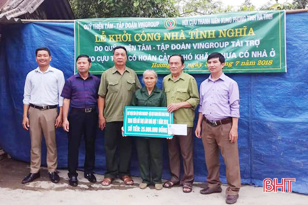 Trao tiền hỗ trợ xây dựng nhà ở cho cựu TNXP xã Sơn Trung