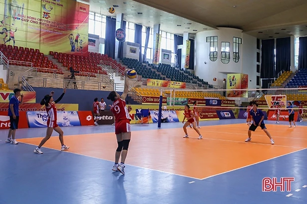 Các đội bóng tham dự Giải bóng chuyền VTV Cup 2018 luyện tập, làm quen sân thi đấu