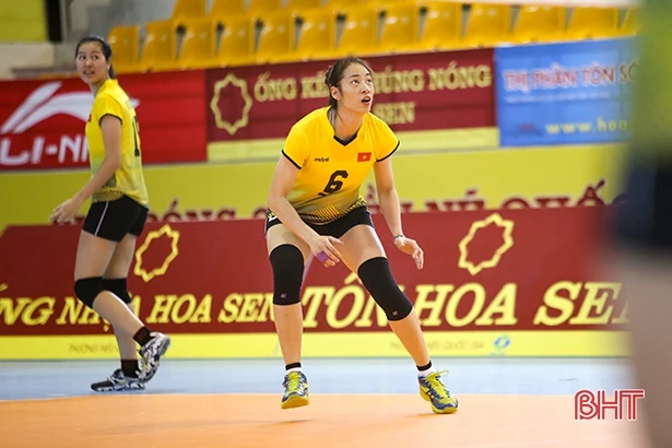 Các đội bóng tham dự Giải bóng chuyền VTV Cup 2018 luyện tập, làm quen sân thi đấu