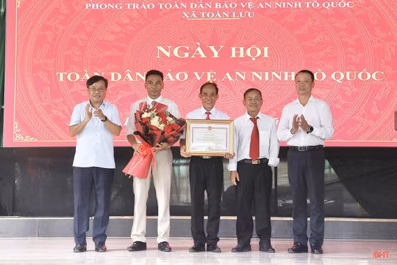 Đồng chí Phan Thiên Định dự Ngày hội toàn dân bảo vệ an ninh Tổ quốc tại thôn Thạch Vĩnh