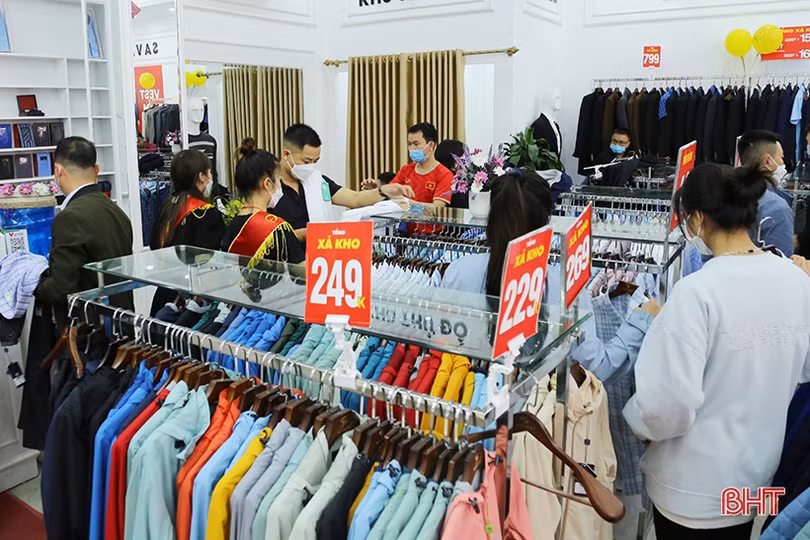 Hàng thời trang ở Hà Tĩnh “đua” đại hạ giá