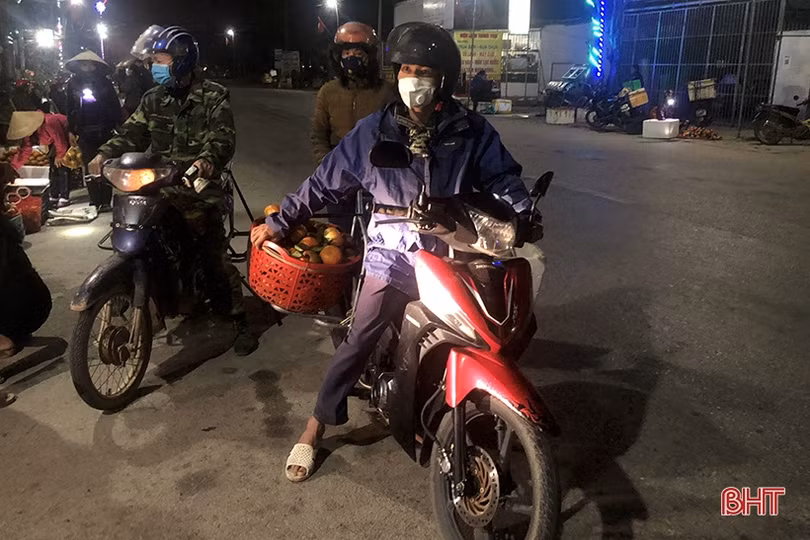 Trắng đêm mưu sinh ở chợ đặc sản cam bù Hà Tĩnh