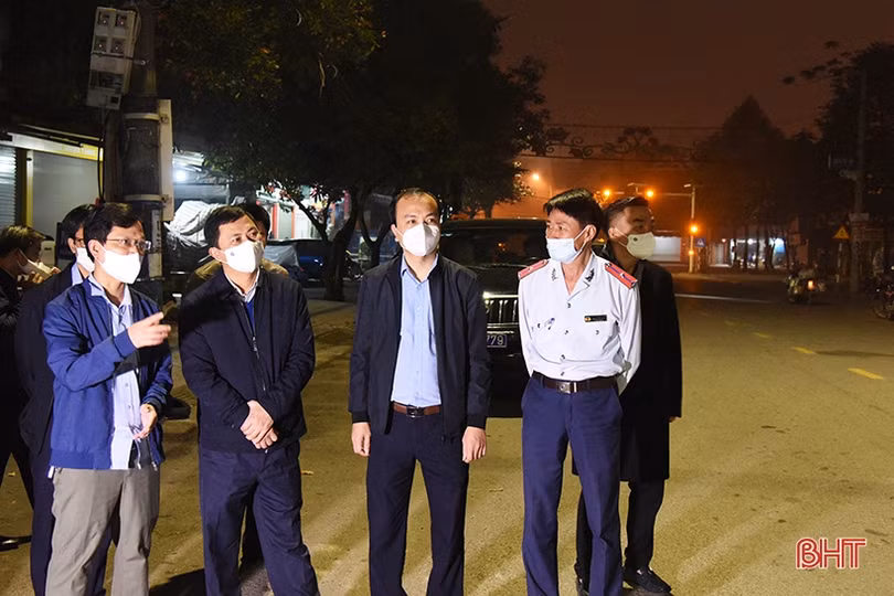 Kiểm tra đột xuất lúc rạng sáng tại các lò mổ gia súc tập trung ở Hà Tĩnh
